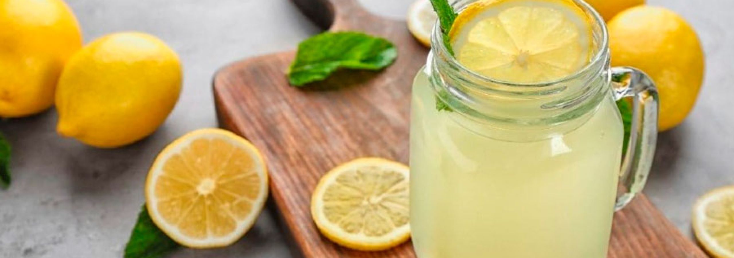 Лемон лид. Лимонный Джус. Свежевыжатый лимонный сок. Лимон и лимонный сок. Вода с лимоном.
